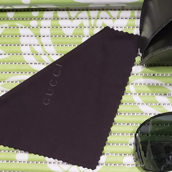 Men's Gucci Sunglasses. - Picture 4 of 10